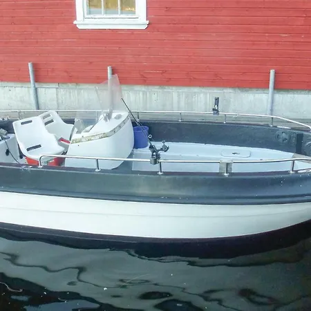 4 Bedroom Beautiful In Lindesnes Holiday home Homme