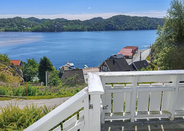 4 Bedroom Beautiful In Lindesnes Дом отдыха Homme